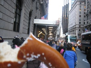 Paseando por la 5th avenida y comiendo un Pretzel. El Pretzel es un trozo de pan caliente con forma de lazo y con muchisima sal, bastante popular al parecer en NY.