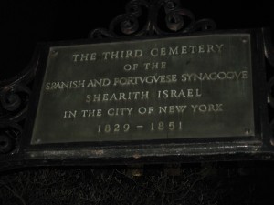 Tétrico, un cementerio en el medio de Manhattan. Y tenia que ser de españoles, si es que...